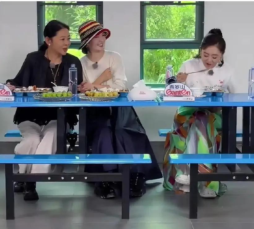 近日，撒贝宁在综艺《你好时光》录制现场的爆料：谢娜家双胞胎婴儿车给了撒贝宁家用。