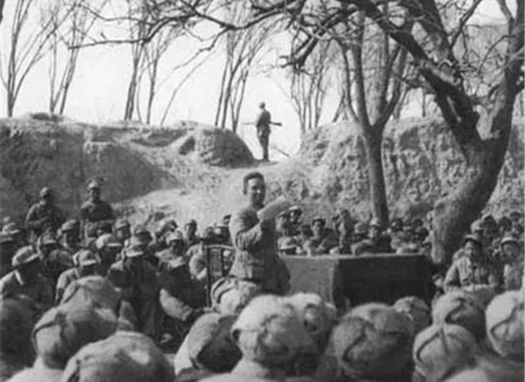 1948年11月，黄百韬的12万大军在碾庄全军覆没，很多人说他是被邱清泉、李延年