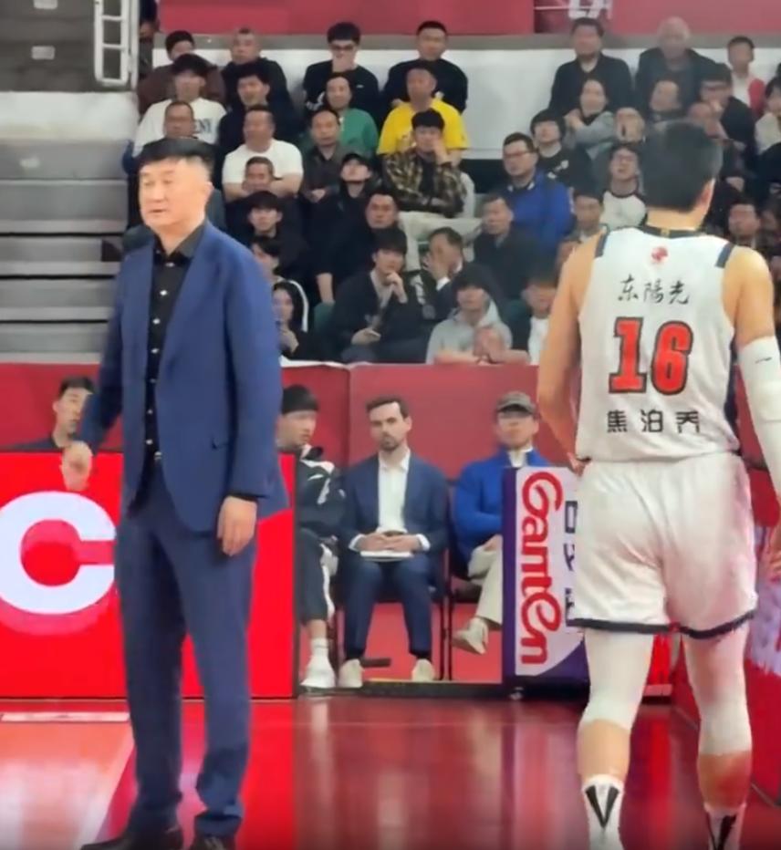 咋了？焦泊乔被换下场，与杜锋毫无交流！看广东队对阵山西队的比赛，相信不少球迷都