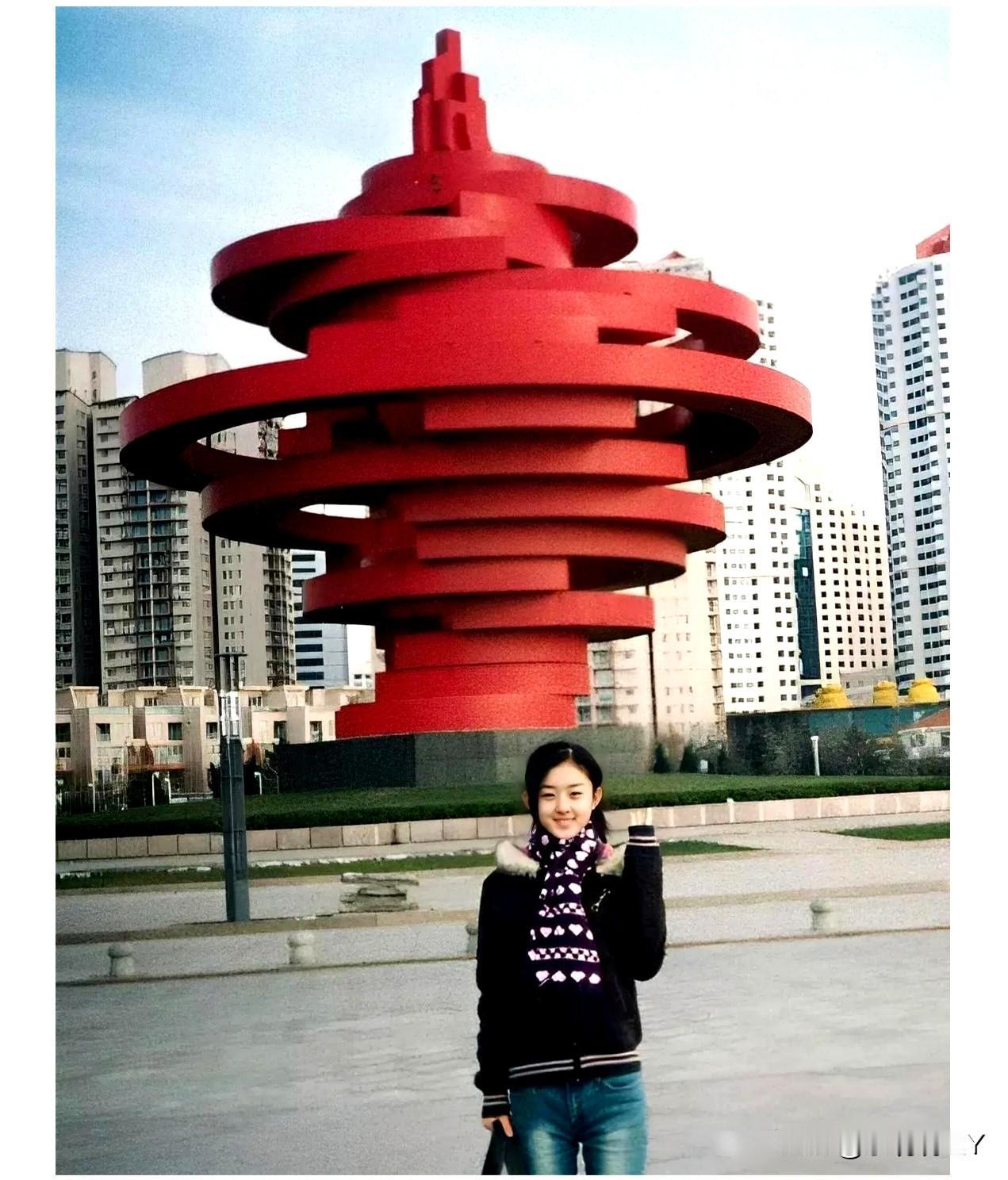 这是赵丽颖在山东青岛五四广场的一张留影，拍摄于2002年。那时她15岁，长相清纯