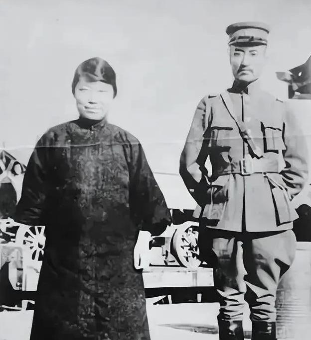 1925年12月25日，张作霖的卫队长高金山将郭松龄夫妇押到辽河边，郭松龄拍着胸