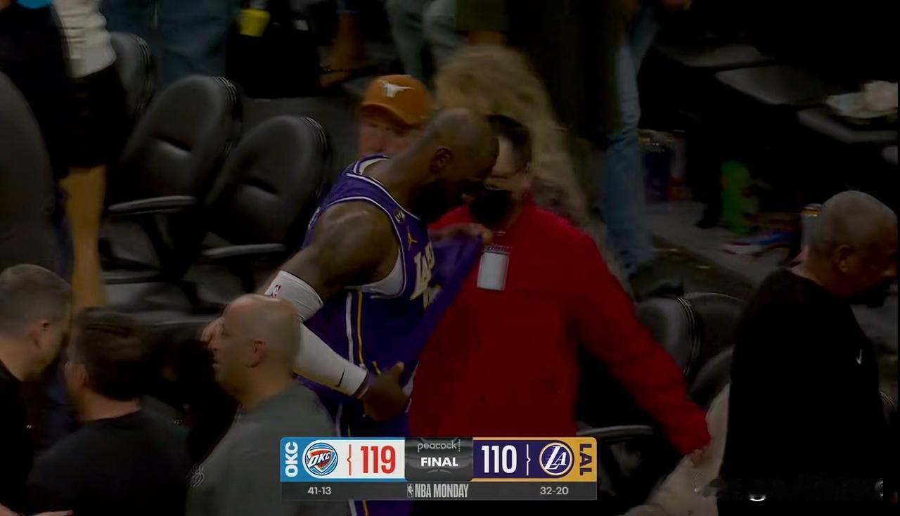 在今天湖人主场以110：119输给雷霆的赛后，发生了特别让人寒心的一幕。当比赛的