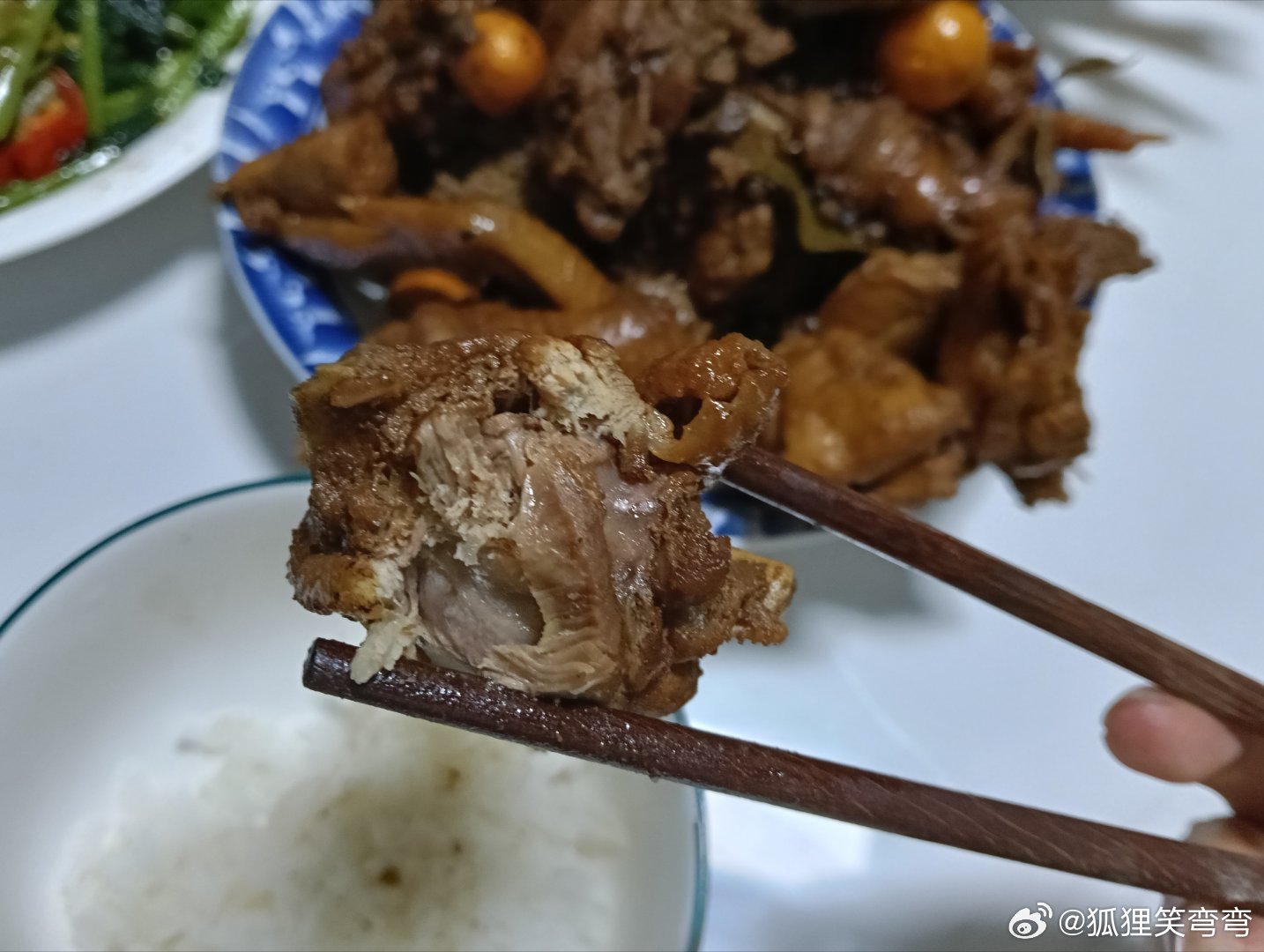 今晚我又烧了一只辰颐480天散养下蛋土鸡，真的好好吃呀，肉质紧实，口口生香，作为