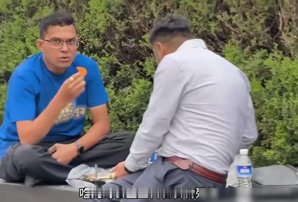 外滩的石凳终于擦干净了。不是保洁提前加班赶工，也不是游客突然都变懂礼貌了，是之