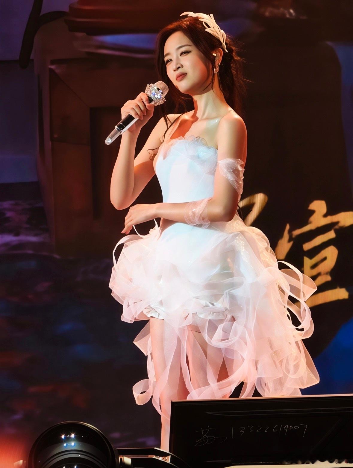 吴宣仪见面会谁能不心动吴宣仪的白纱造型，见面会镜头下状态满分，每一次舞台都能给