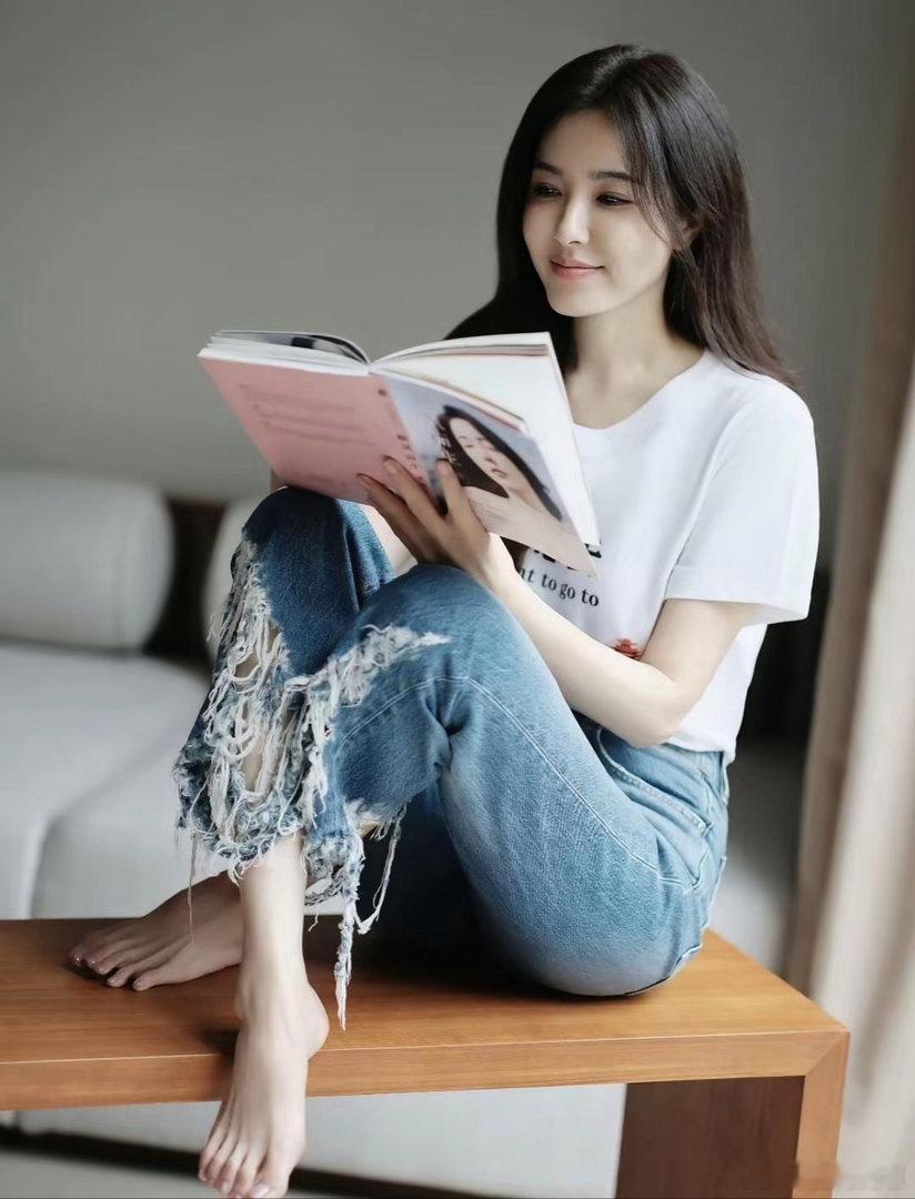 论颜值气质，曾黎真的足够出众，美得大气又高级。