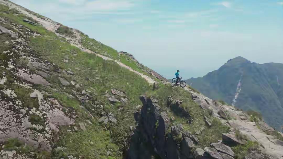 前辈在山脊上追着她们喊了三遍，最后几乎是骂的：“再往上走要出事的！”三个年轻人笑