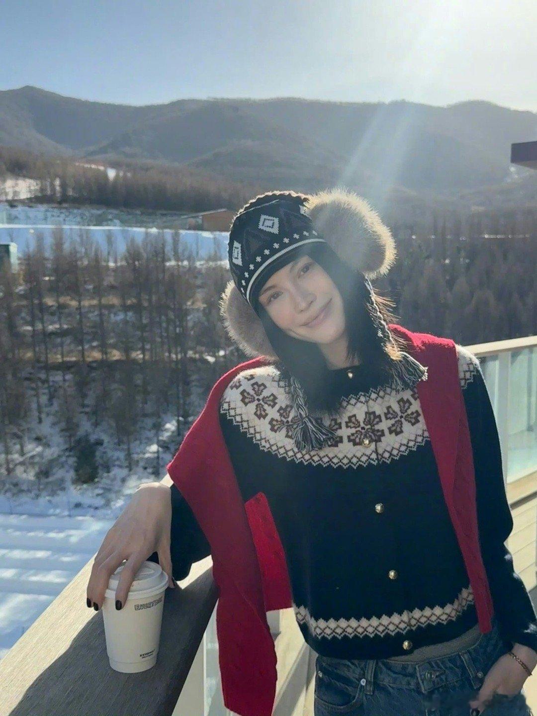 何穗雪中素颜怼拍雪地里的素颜女神！何穗的怼脸照依然美得让人心动，清晰五官和好皮