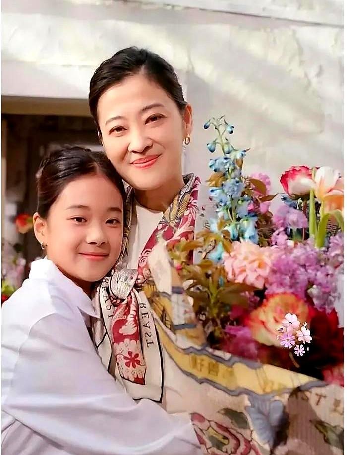 梅婷12岁的女儿，竟直接拿下了百花奖最佳新人提名！小姑娘叫曾慕梅。这名字是爸