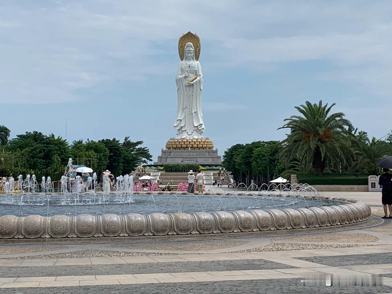 立于南海观音之前，一瓣心香，祈国泰民安阖家顺遂站在广场抬眼望去，白衣观音巍