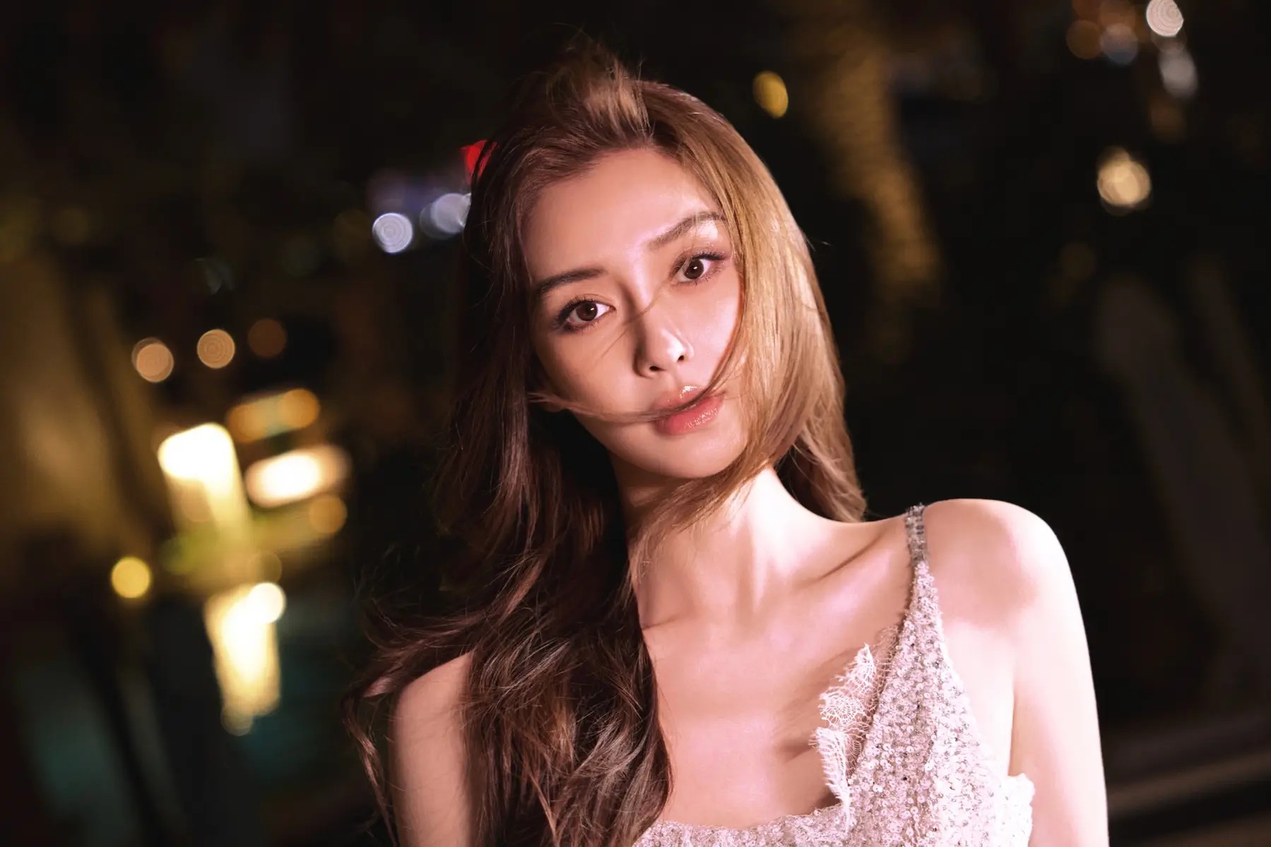 Angelababy36岁生日化身人鱼公主美翻全网！性感身材凹凸有致，难怪当初黄晓明顶不住！