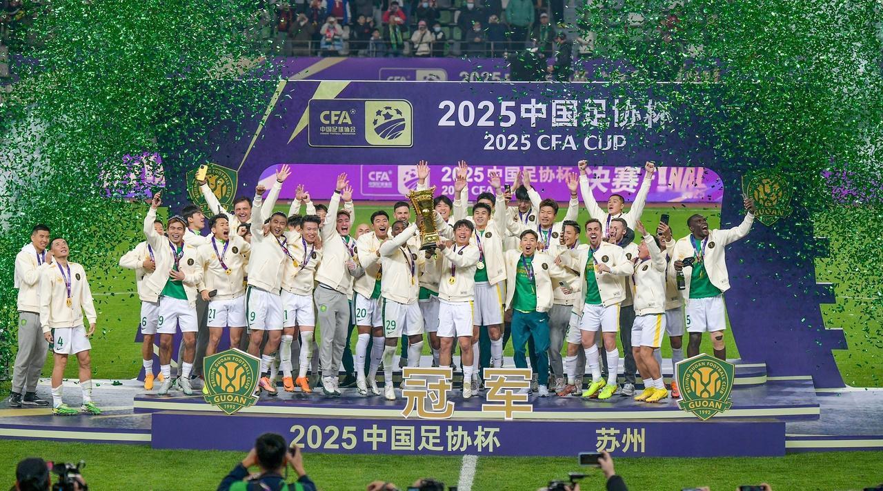 国安80亿就拿两个足协杯冠军？足球报特约记者袁野报道：中赫接手国安9年已投80