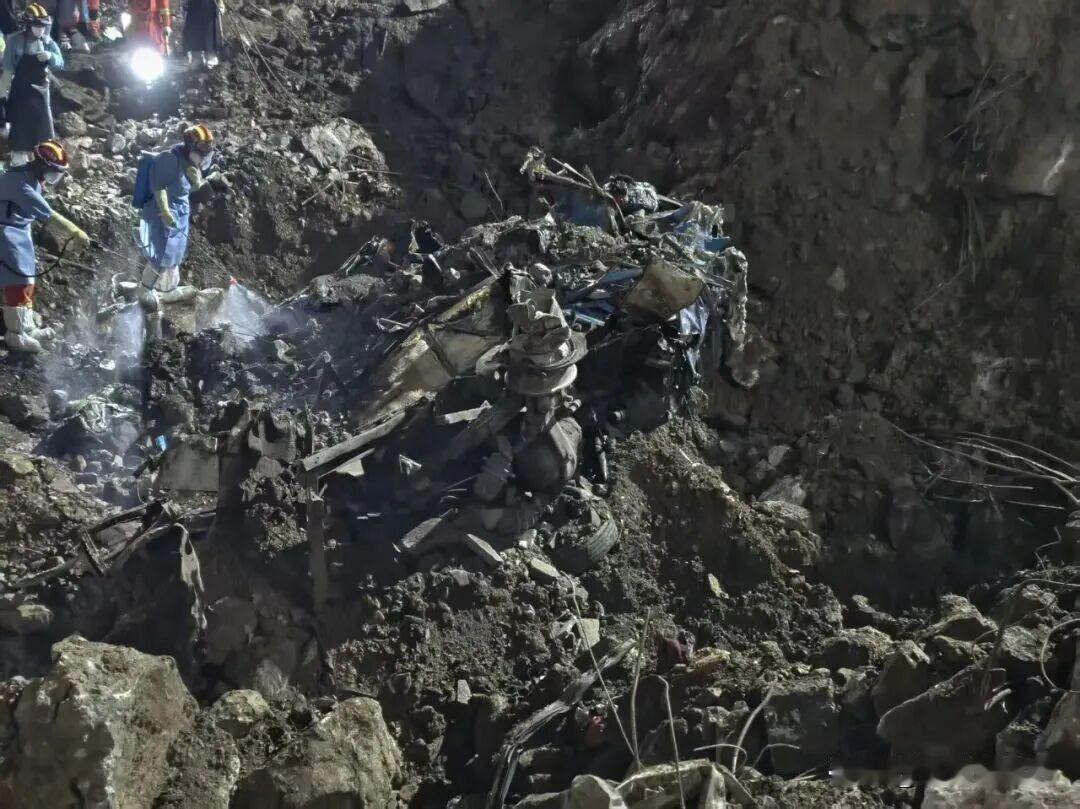 彭水失联被埋的中巴车挖出来了，车上找不到完整的人，救援队就地搜寻比对，准备进行D