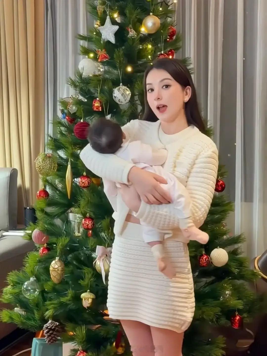 方媛抱三胎女儿出镜庆元旦，称三宝比自己还美，会做不偏心的妈妈！