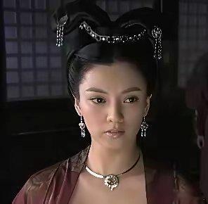 没整之前是真的好看，想不明白这么漂亮的一张脸怎么下得去手整成那个样子……