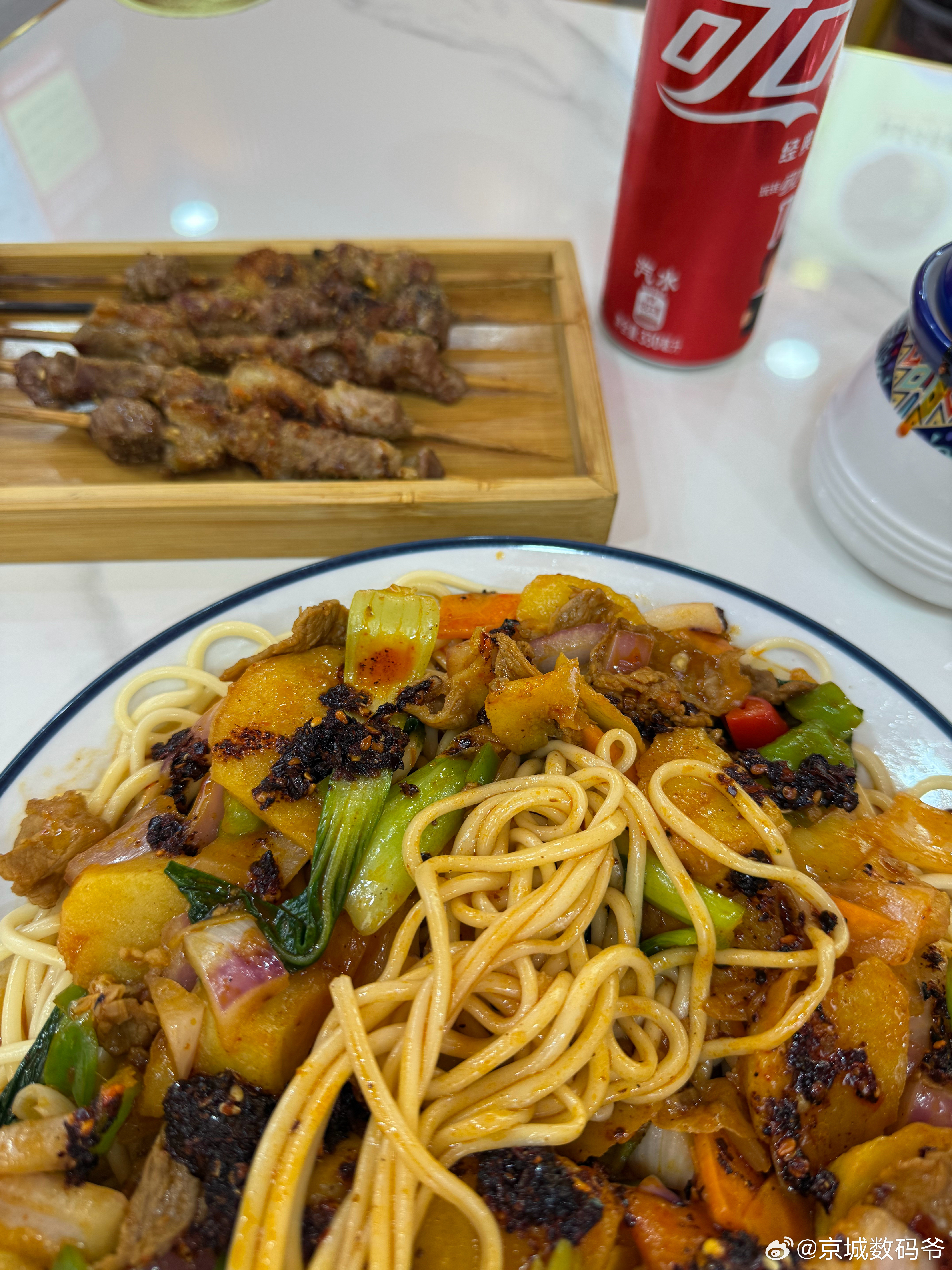 串规级正宗东北新疆羊肉串！面规级正宗东北新疆拉面！额，我是东北的，我也知道我挺损