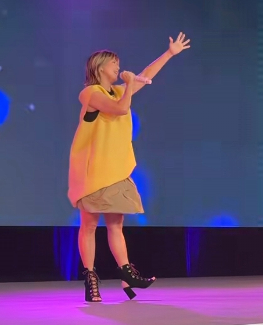 孙燕姿很好，但是这裙子、这鞋子有事吗？