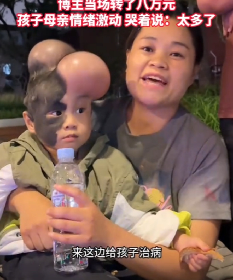 “这才是抖音存在的意义！”上海，博主偶遇带生病孩子摆摊的母亲，不料，孩子一句话让