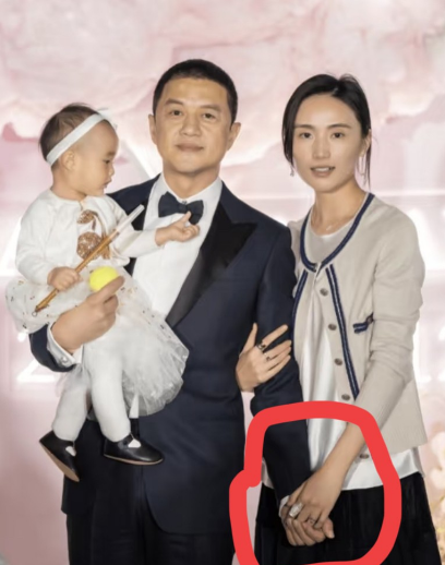 李亚鹏现在应该压力很大吧，不是他负债4000万，而是没想到她老婆居然会说