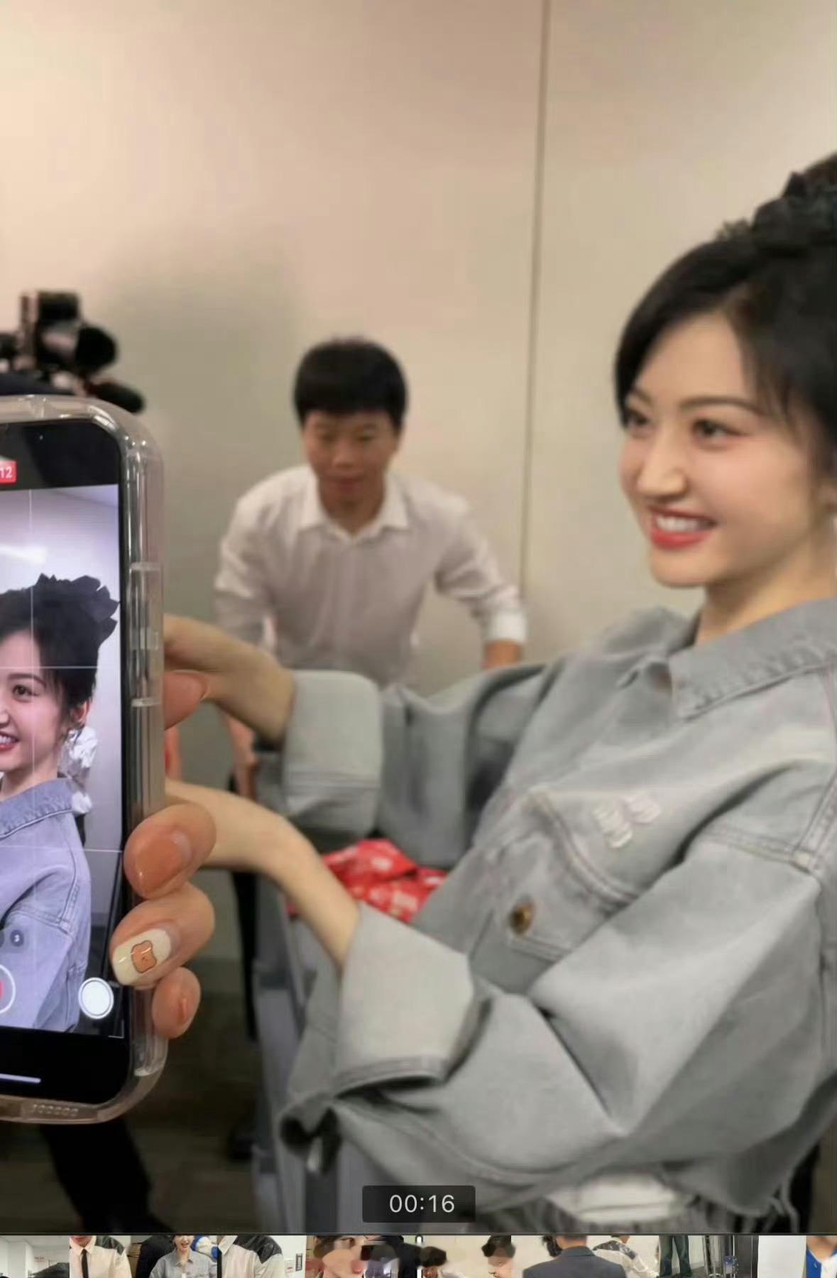 我丢！！！景甜现实中好恐怖……原相机不修都白嫩嫩的，一直都觉得她很漂亮但没想到现