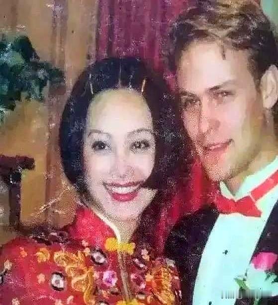 1997年宁静嫁给美国人保罗，第一次上门，婆婆说：“我家有5000亩地，近亿存款