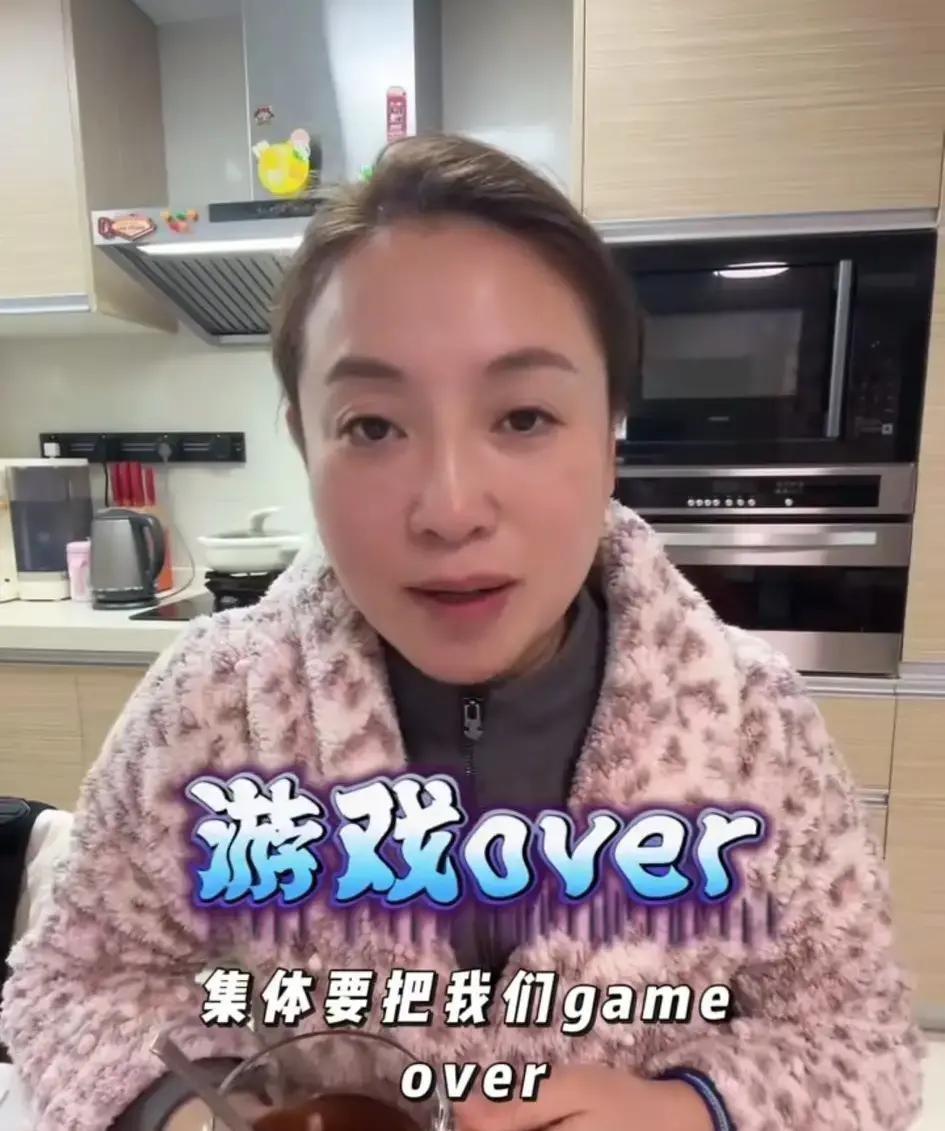 朱赤丹在直播里突然说三年前被台里集体解约，连工资都没结清。她原来是上海台少儿频