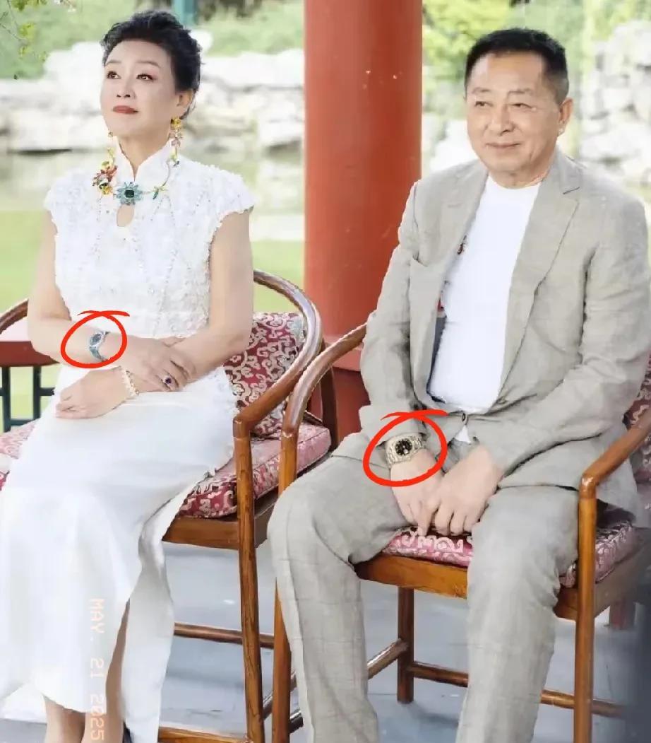 其实从很多细节就能看出来张兰对汪爸爸的这份感情！张兰和汪爸爸的合影，简直让人意