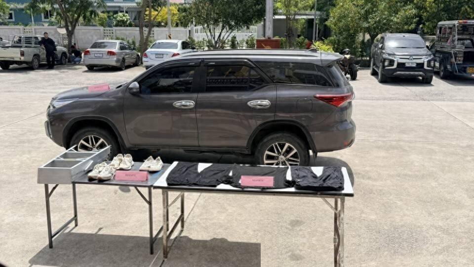 花将近十万泰铢在泰国租下高档别墅，不去度假享受，每天就为了死死盯着邻居的动静。五