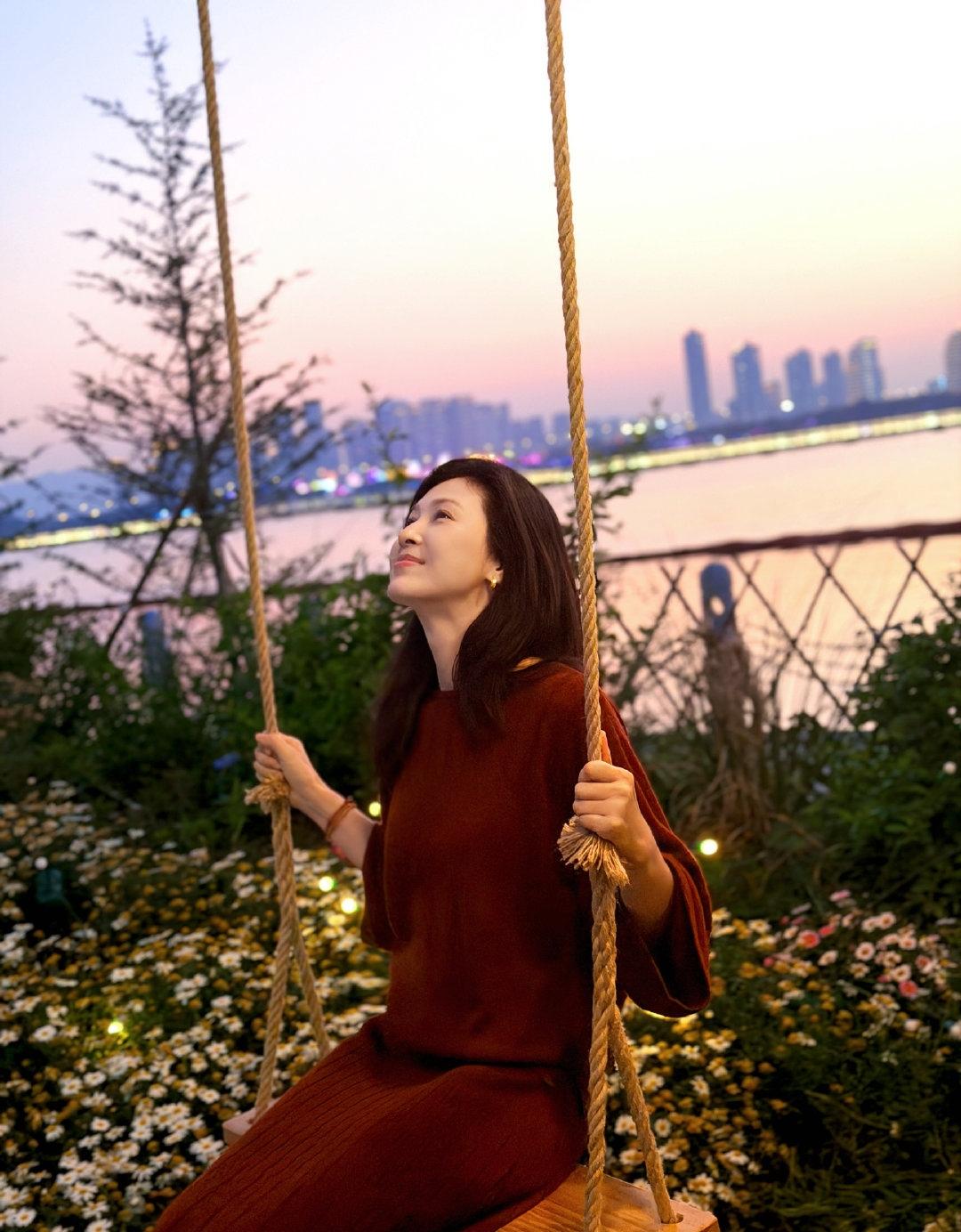 40岁的女人或50岁的女人最适合穿什么样的红色呢据我平时的观察我觉得最适