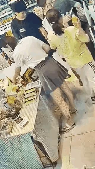 穿短裙确实凉快，但是风险也很大！为什么老是有这么多变态，他到底想看什么？
