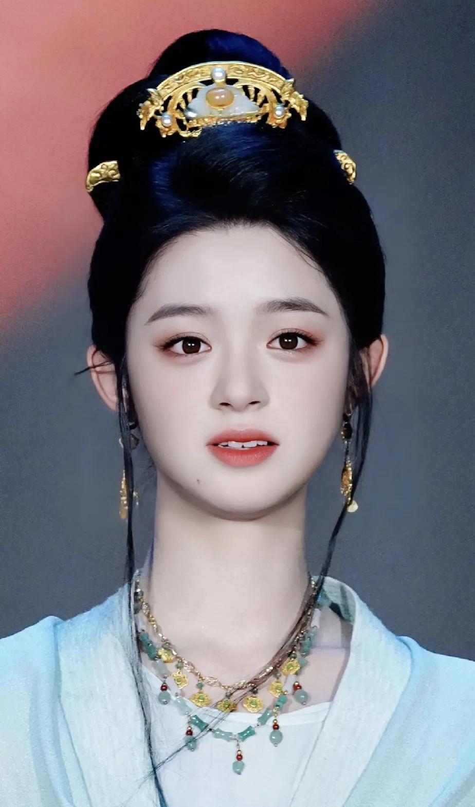 黄杨钿甜，争气了！顶着网暴和这么大的压力，高考还是考上了！她还是个孩子，不