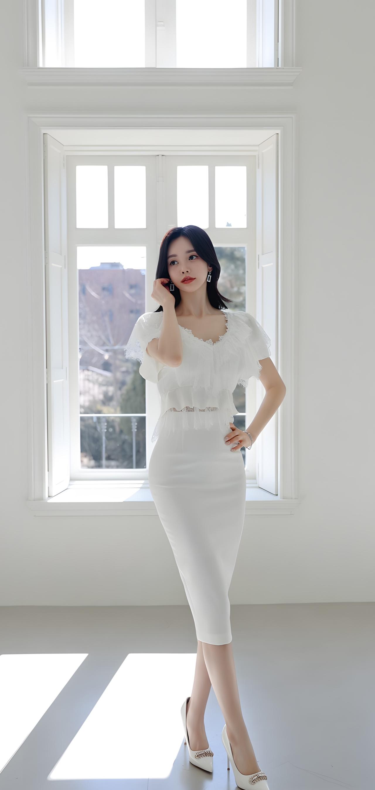 优雅白裙，清新自然，阳光下的美丽瞬间。