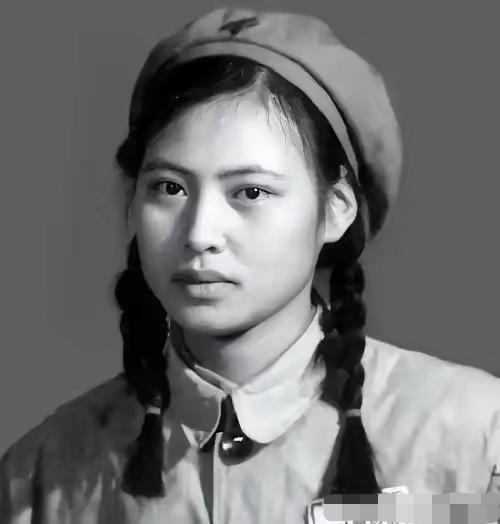 1954年，一个刚从朝鲜战场立了三等功的21岁姑娘，正满心欢喜地准备报考大学。但