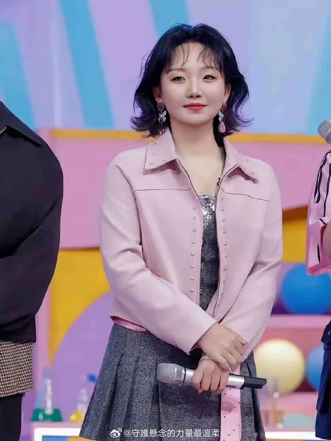 都知道贾玲减肥成功了，这个辣目洋子减肥后换了个头啊！​
