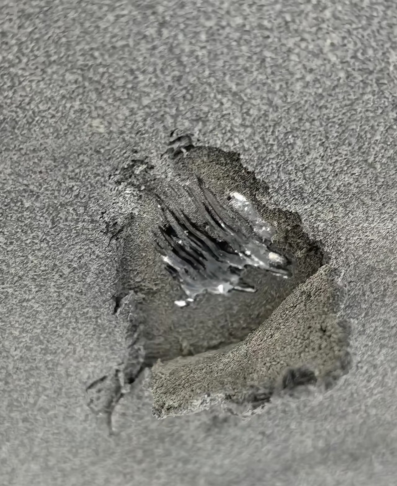 天塌了，车借给同事，电池包被磕了！​​​