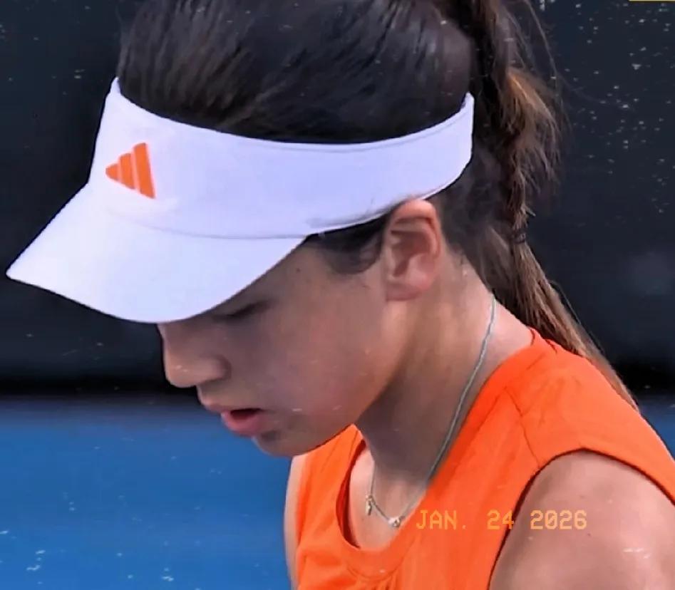 王欣瑜赢了！第一盘发球胜盘局，王欣瑜在浪费第1个盘点后，发出一记ACE，再拿盘