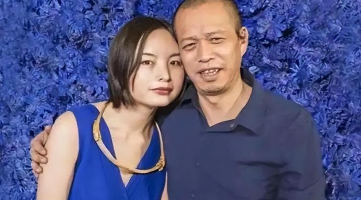 何云昌取下自己的一根肋骨，做项链送给爱人，还把自己浇筑在水泥里面。2008年8月