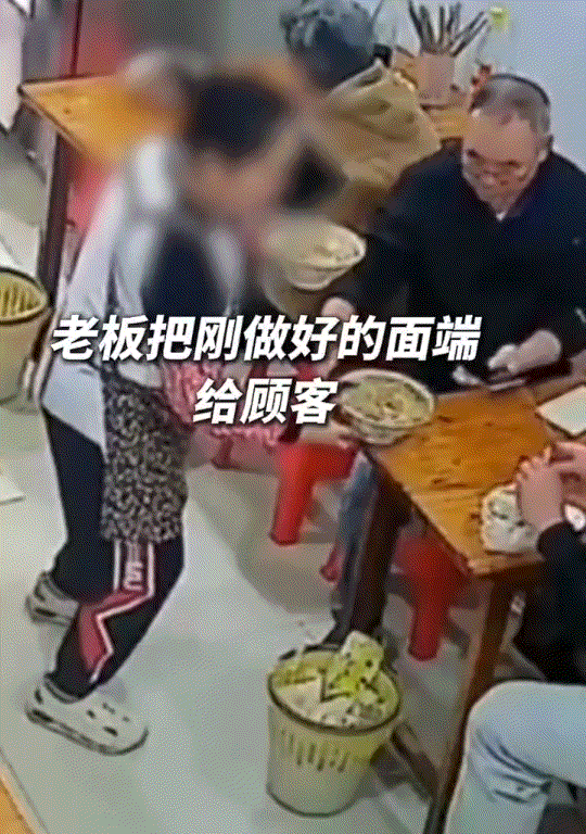 浙江，一女子在一家饭店吃饭，期间老板娘为女子上菜时，见女子正低头用餐，便出于好心