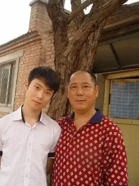1991年，亿万富翁李成儒大手一挥，将发妻和6岁的儿子李大海扫地出门。可怜一对母