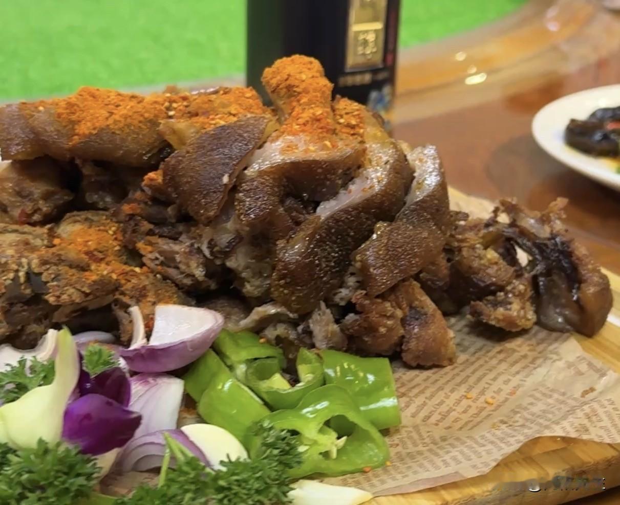 东北家宴：一桌热菜，满屋子年味儿窗外还飘着雪，屋里早已热气腾腾。冬天冷得