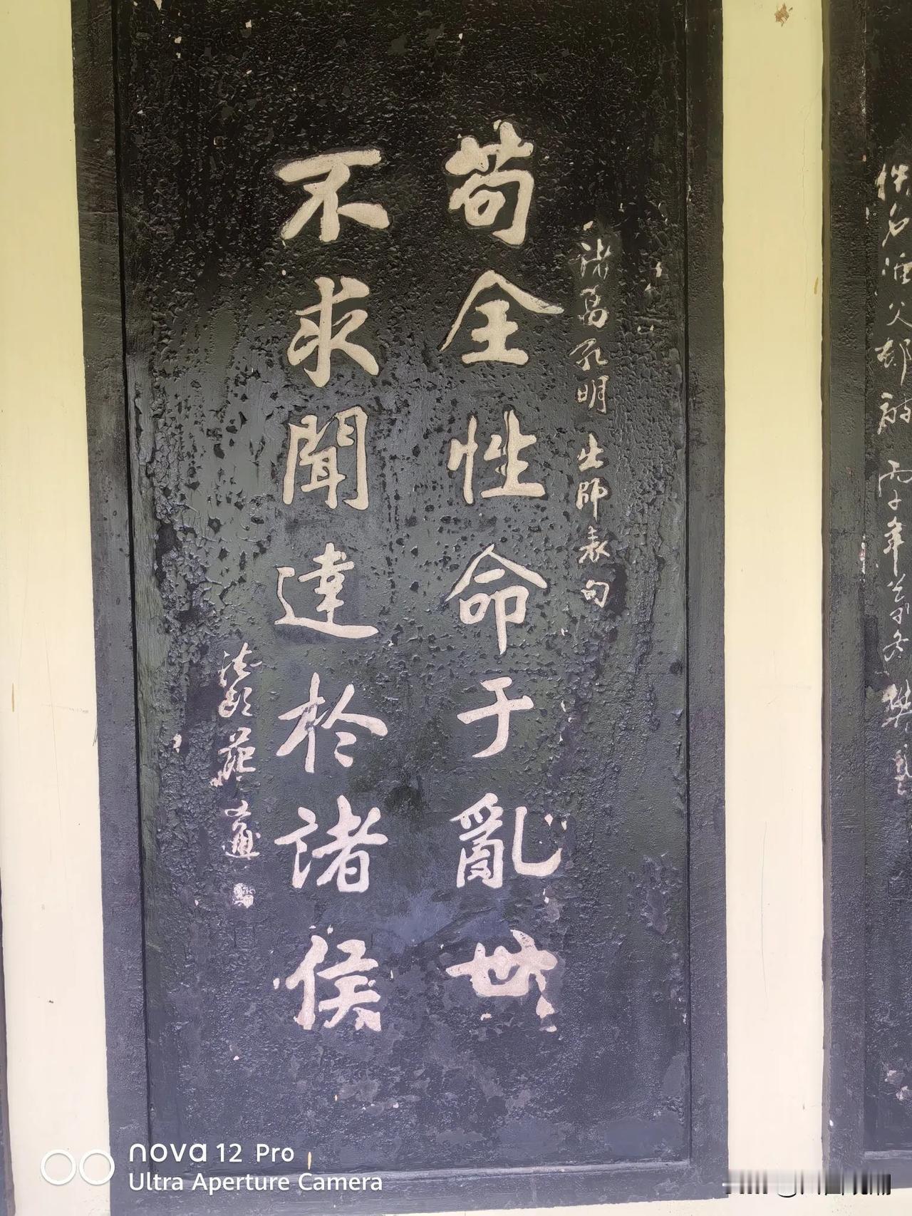 理发店的镜子蒙着水汽，剃须刀在掌心震动时，总能听见老钟摆的滴答声。小张的推子在我