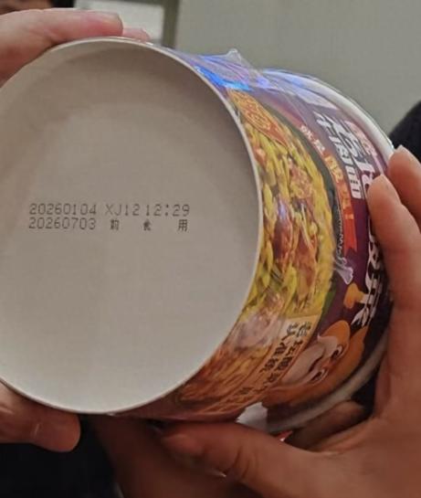 乌鲁木齐一机场，航班因暴雨延误4个多小时。地勤发放餐食安抚旅客，打开一看——生产