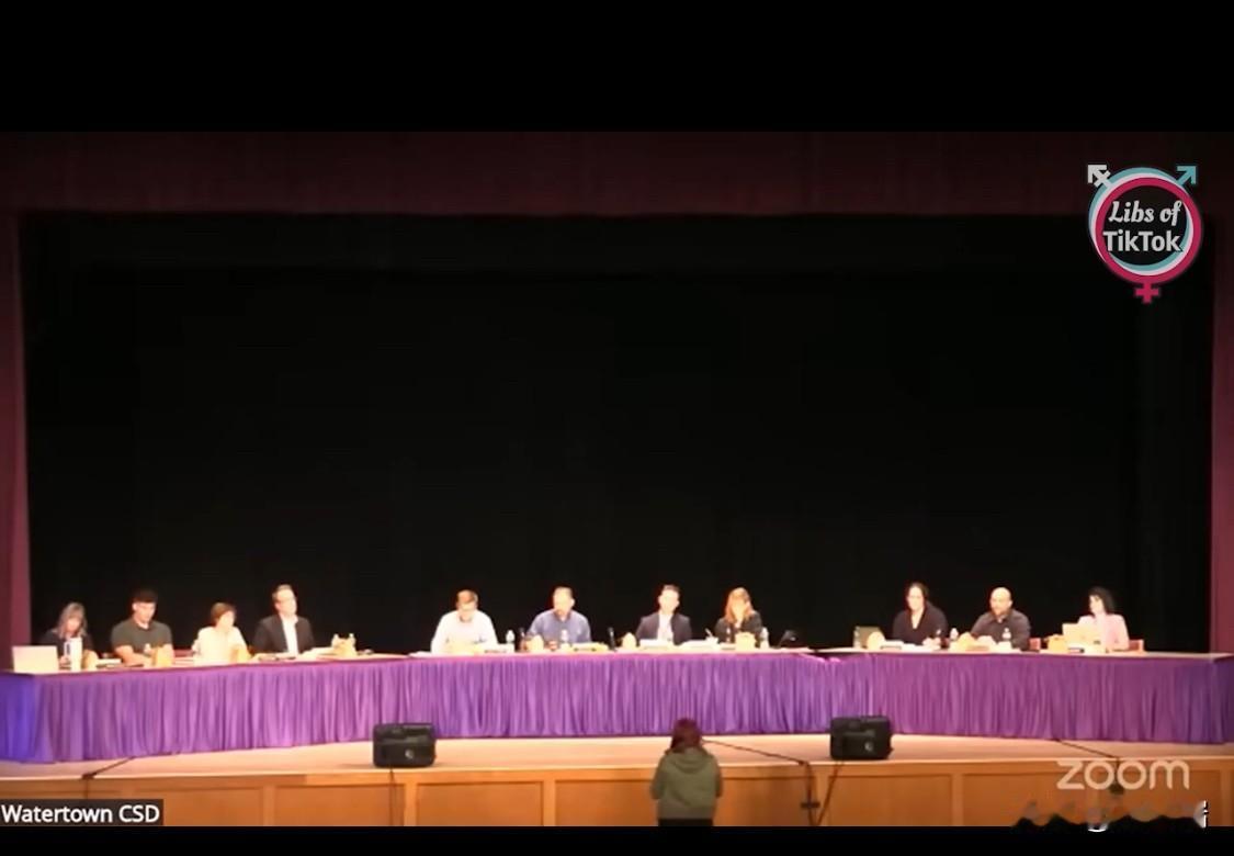 纽约市沃特敦市学区（WatertownCSD）的家长们正在猛烈抨击该学区，因为