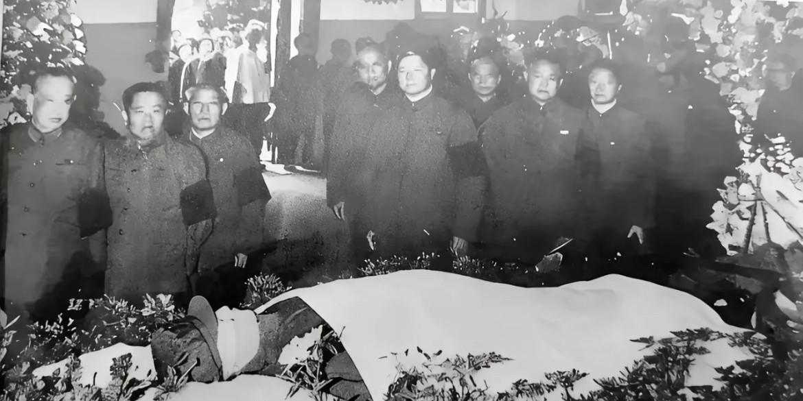 1978年5月10日，在南京军区为王近山将军举行的遗体告别仪式上，众多老战友、老