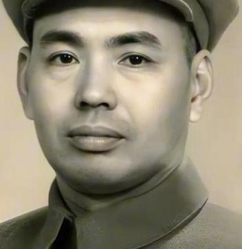 1969年中共九大会间休息时间，许世友怯生生地走到毛主席身边，寒暄了几句，毛主席