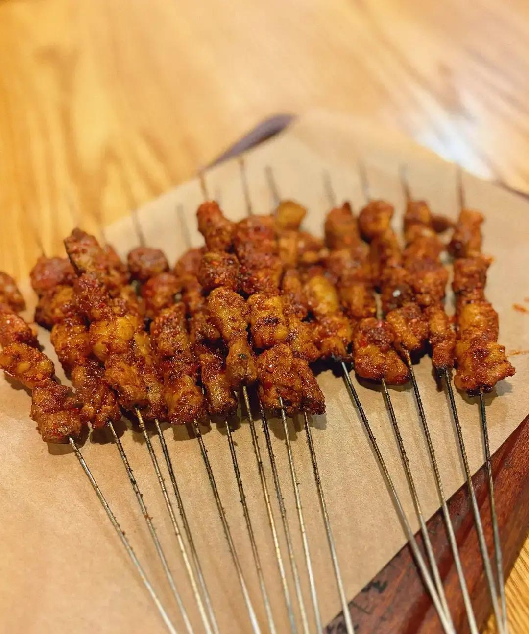 昨晚朋友喊我下楼撸串，她老公刚聚完回来，手里提着两袋打包盒。五花肉还冒油，韭