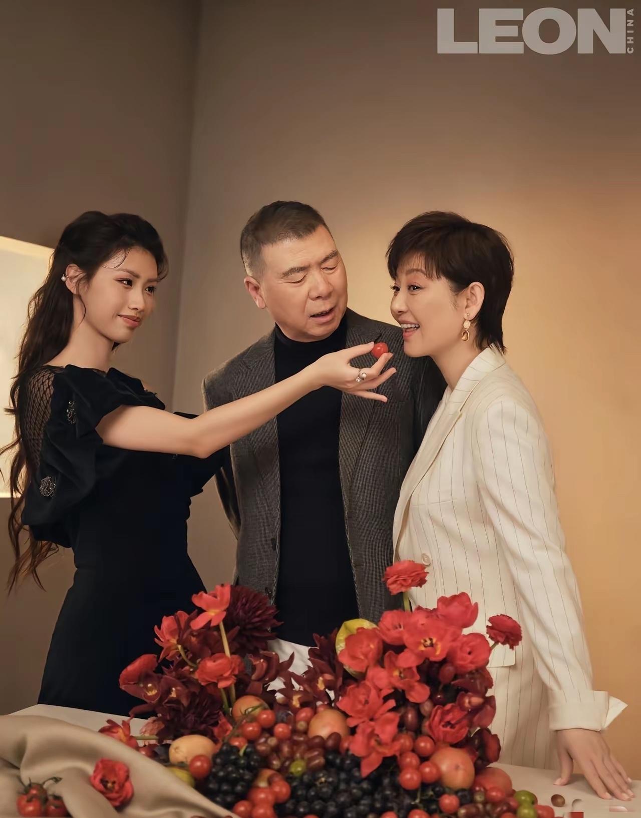 冯小刚夫妻俩陪女儿徐朵拍杂志封面，女儿成流量焦点，很明显就是想让女儿继承父母的资