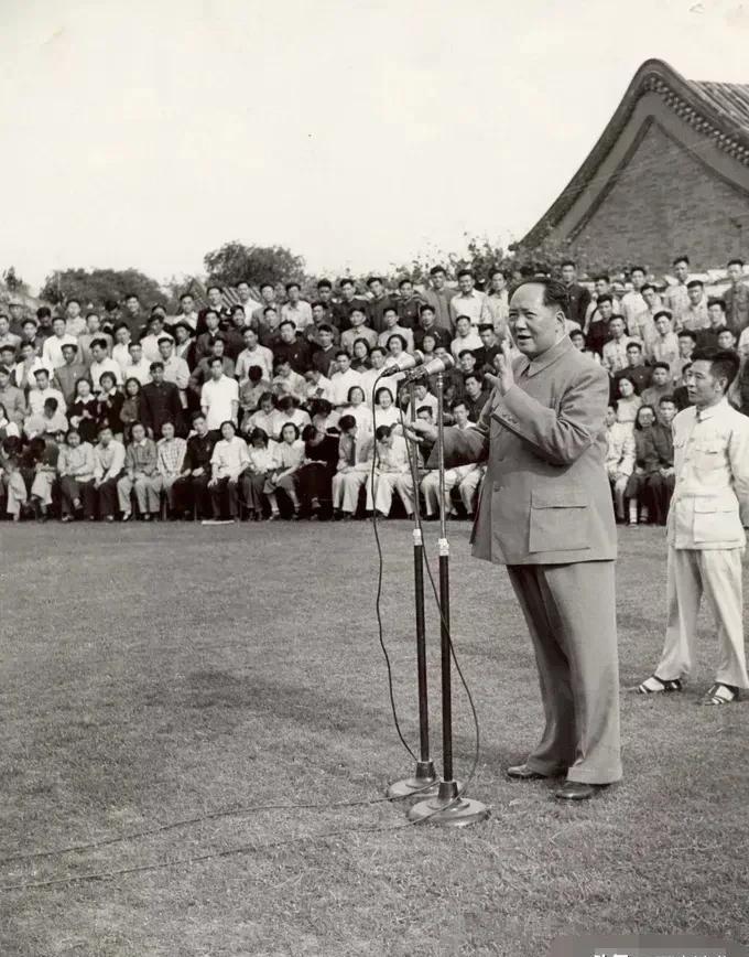 1952年，新中国初建，青年团亟需强有力的领导者。在刘少奇推荐下，胡耀邦从地