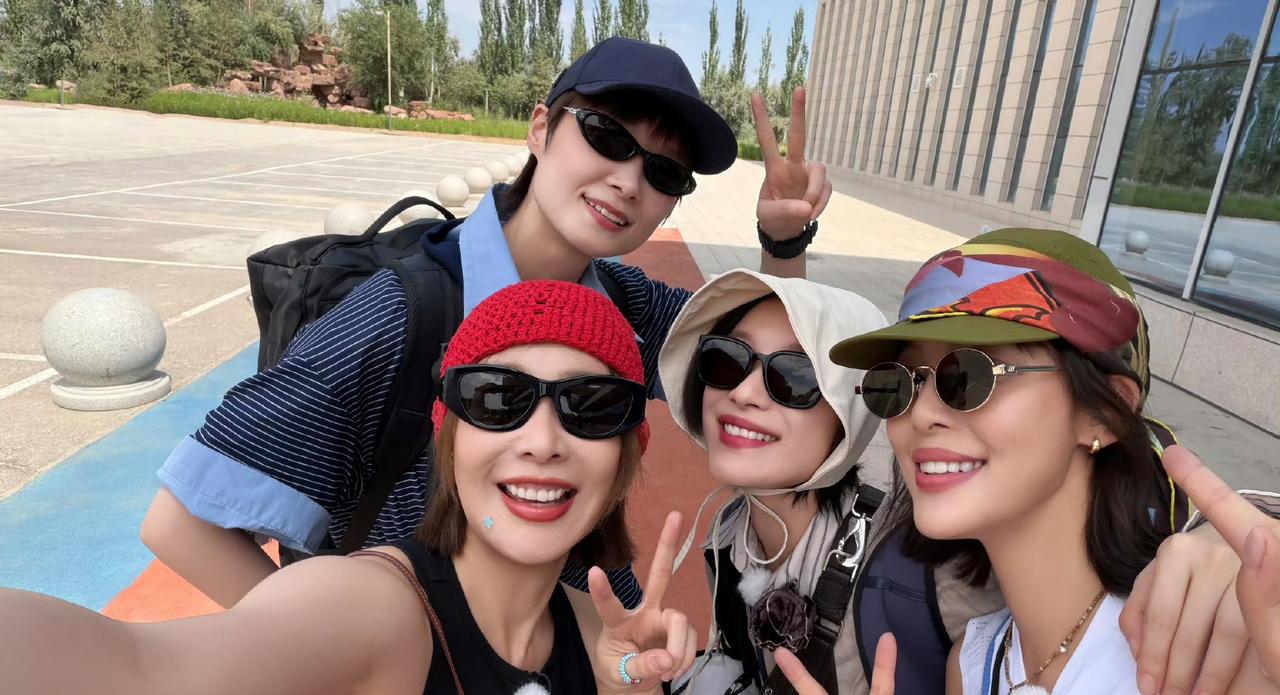 高叶，倪妮，辛芷蕾，李宇春到达新疆比个耶……真是四个女人一台戏呀个个都那么