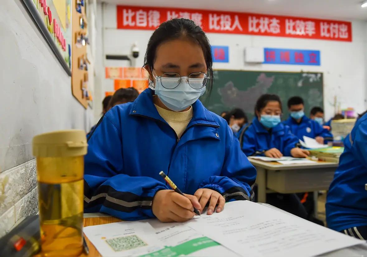 🔥内蒙古高三男生封神！啃爷爷老医书无师自通把脉，师生排队求诊，精准度堪比医院专